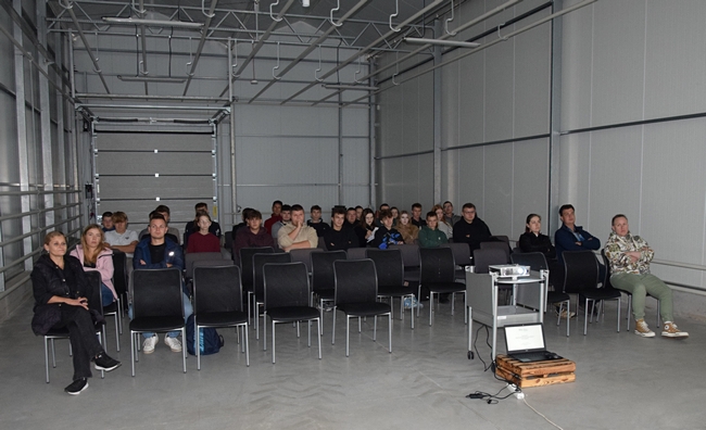 uczestnicy szkolenia siedzący na sali podczas prezentowania prezentacji