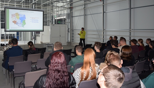 uczestnicy szkolenia siedzący na sali podczas prezentowania prezentacji