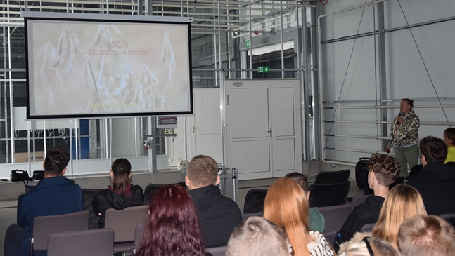 uczestnicy szkolenia siedzący na sali podczas prezentowania prezentacji