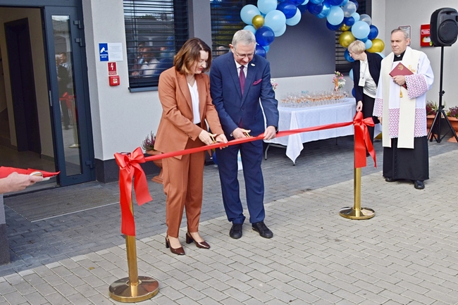 Dyrektor COBORU i Dyrektor SDOO w Chrząstowie przecinający czerwoną wstęgę 