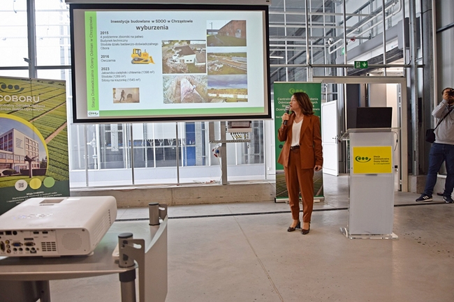 Beata Kaliska - dyrektor SDOO w Chrząstowie podczas wygłaszania prelekcji 