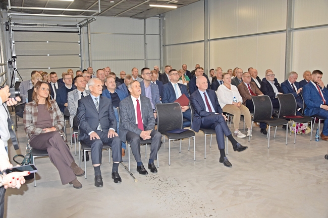 Goście siedzący na krzesłach na hali technicznej