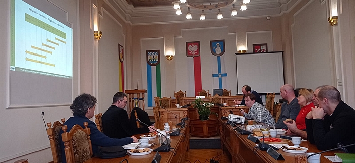 członkowie Rady Powiatowej Kujawsko-Pomorskiej Izby Rolniczej, siedzący za stołem podczas obrad