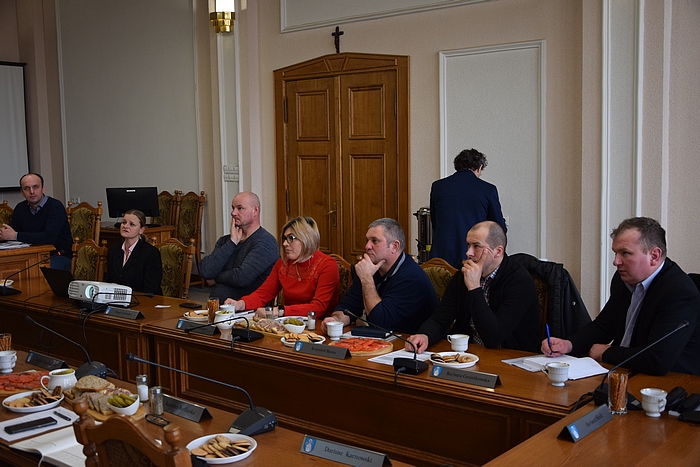 członkowie Rady Powiatowej Kujawsko-Pomorskiej Izby Rolniczej, siedzący za stołem podczas obrad
