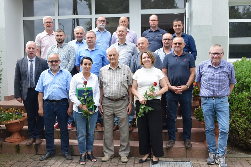 zdjęcie grupowe Kujawsko-Pomorskiego Zespołu PDO na schodach wejściowych do biurowca Stacji