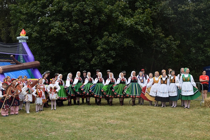 członkowie Zespół Pieśni i Tańca „Młoda Krajna” ubrani w kolorowe stroje regionalne