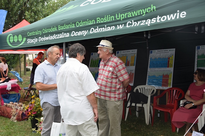 pracownicy SDOO w Chrząstowie przed namiotem