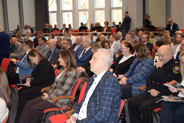 widok na sale z siedzącymi na krzesłach uczestnikami gali 