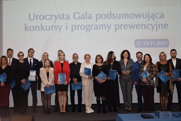 zdjęcie grupowe osób nagrodzonych dyplomem PIP