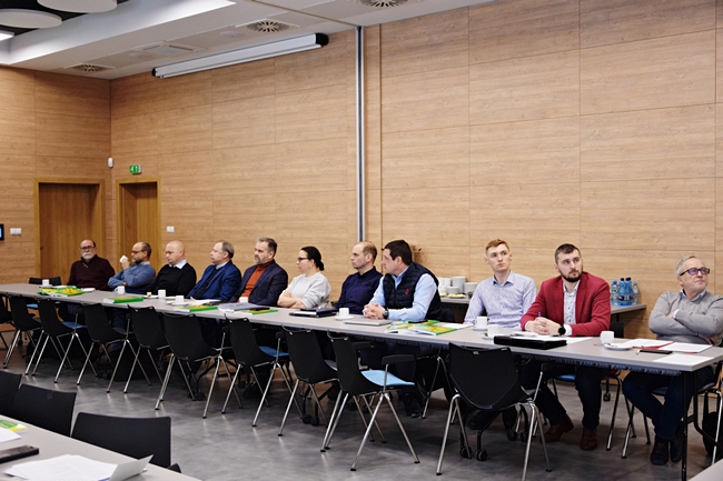 członkowie Kujawsko-Pomorskiego Zespołu PDO siedzący przy stołach podczas obrad