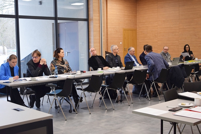 członkowie Kujawsko-Pomorskiego Zespołu PDO siedzący przy stołach podczas obrad