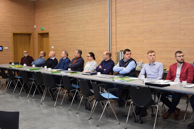 członkowie Kujawsko-Pomorskiego Zespołu PDO siedzący przy stołach podczas obrad