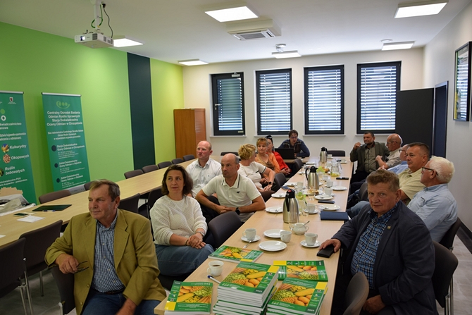 delegaci Izby Rolniczej siedzący przy stole na sali konferencyjnej 