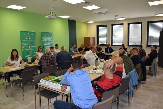 delegaci Izby Rolniczej siedzący przy stole na sali konferencyjnej  