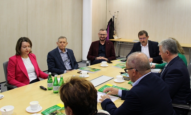 Członkowie Komisji Rolnictwa i Rozwoju Wsi Sejmiku Województwa Kujawsko-Pomorskiego przy stole podczas obrad, od lewej kolejno: Beata Kaliska, Wiesław Czarnecki, Dariusz Kurzawa, Paweł Zgórzyński i inni.  
