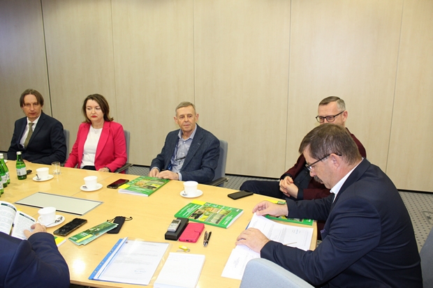 Członkowie Komisji Rolnictwa i Rozwoju Wsi Sejmiku Województwa Kujawsko-Pomorskiego przy stole podczas obrad, od lewej kolejno: Daniel Krauklis, Beata Kaliska, Wiesław Czarnecki i inni. 
