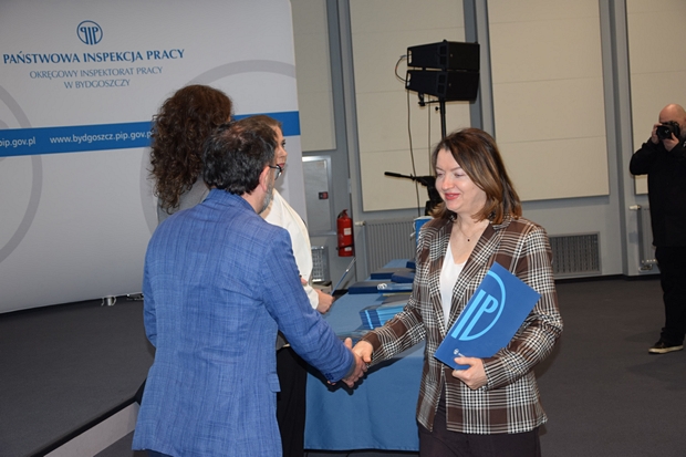 dyrektor SDOO odbierająca dyplom 