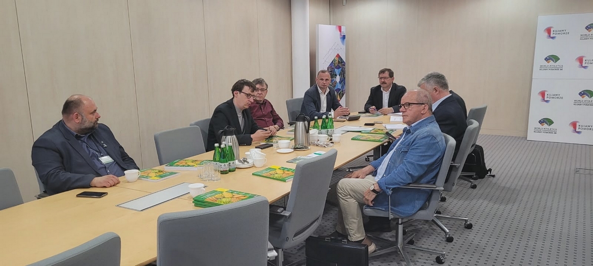 Daniel Krauklis i członkowie Komisji Rolnictwa siedzący przy stole konferencyjnym. 