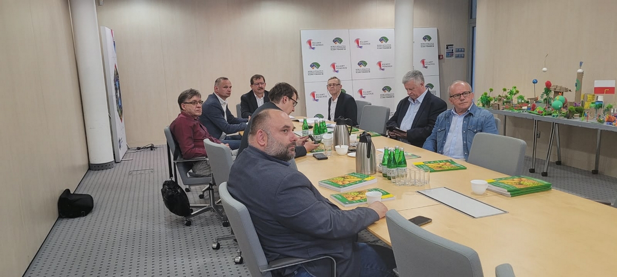 Daniel Krauklis i członkowie Komisji Rolnictwa siedzący przy stole konferencyjnym. 
