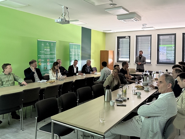 goście z Holandii siedzący na sali wykładowej 