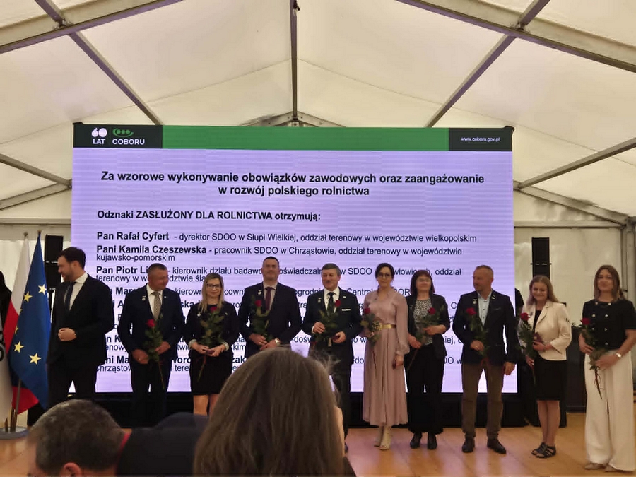 Zdięcie zbiorowe osób odznaczonych Odznaką „„Zasłużony dla Rolnictwa”