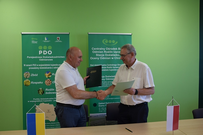 dyrektor UIEOR i COBORU podpisujący porozumienie o współpracy