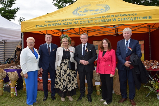 dyrektor SDO w Chrząstowie i przedstawiciele władz wojewódzkich i powiatowych stojący przed namiotem.