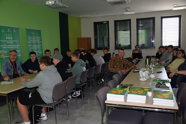 uczestnicy Dnia Soi siedzący przy stole na sali konferencyjnej
