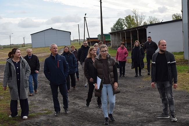 goście z Litwy chodzący po gospodarstwie